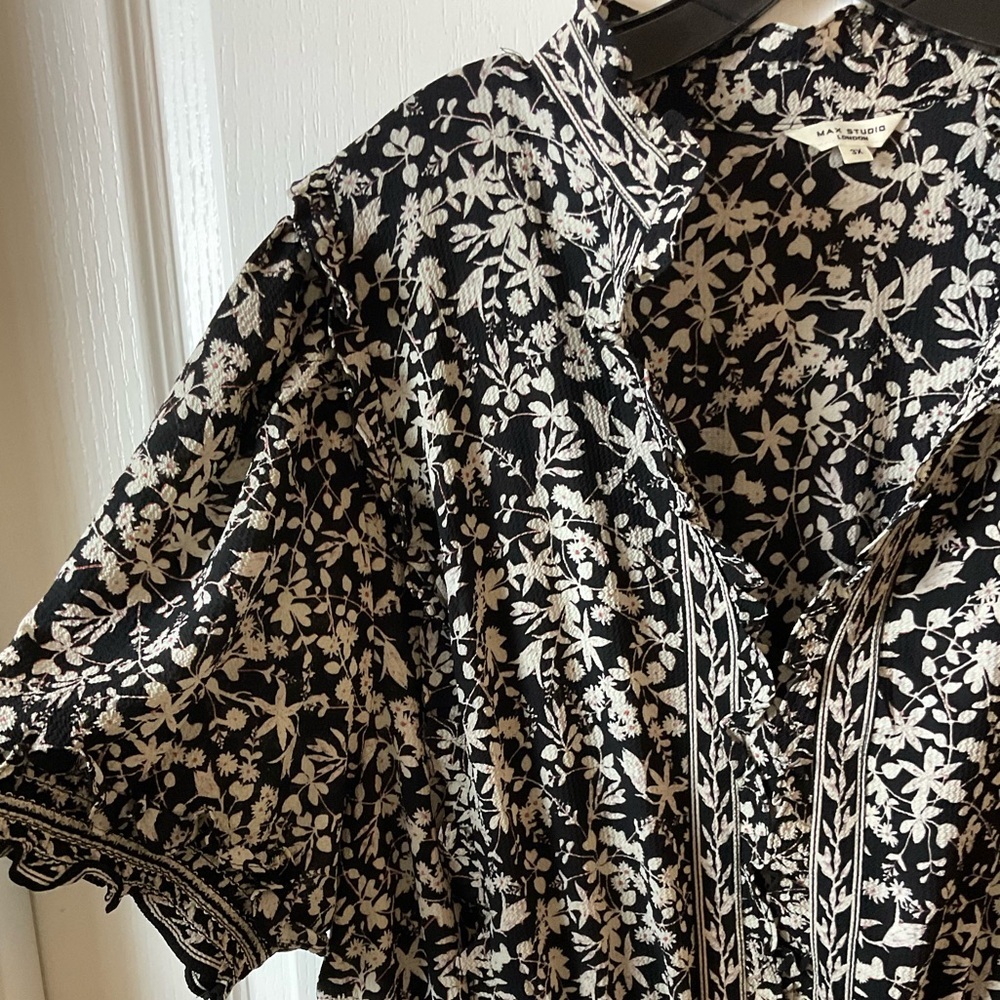 Chic Black and White Patterned Maxi Dress - Picture 6 of 12